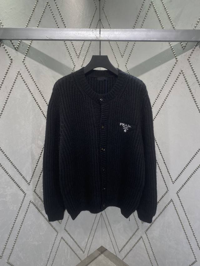 普拉达 24Ss秋冬新款开衫毛衣，三角标带有字母刺绣，可搭配精选造型！男女同款！ 码数：S.M.L.