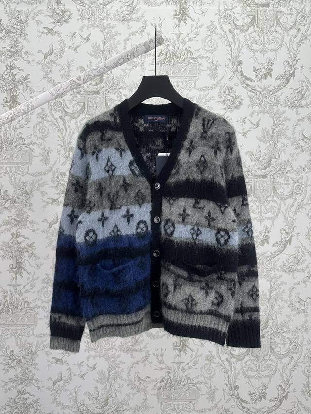 驴家 25Ss新款Monogram 马海毛开衫本款开衫选取丰盈细磨马海毛，以优雅色调烘托全幅 Lv Monogram 图案，穿着舒适保暖，可搭配简约的休闲裤或西