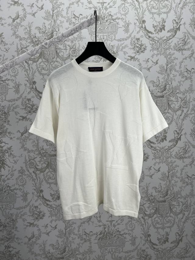 驴家 25Ss新款Monogram 棉质短袖圆领衫本款棉质圆领衫为全幅 Monogram Macro 图案渲染深邃色调，于柔软提花针织融入大号Monogram