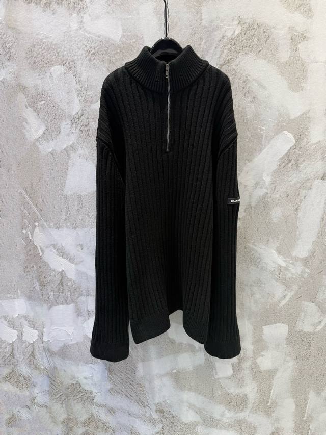 Blcg巴黎世家高版本袖臂硅胶皮标立领半拉链针织衫毛衣 面料：56%聚酯纤维，45棉纱。该款面料上身有弹性，适合做为外搭系列，面料柔顺有形。 辅料：手臂硅胶采用