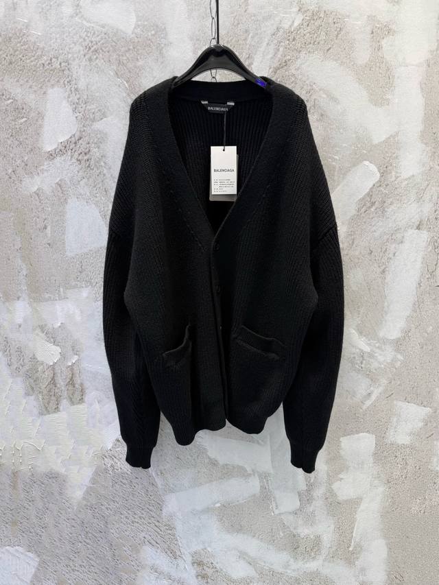 Blcg巴黎世家冬装新款高质量袖臂手臂徽标针织开衫毛衣 面料：采用羊毛混纺纱线，面料成份为65%棉，35%羊毛，面料版型偏硬挺，高棉度成份可使有下垂感还原原版效