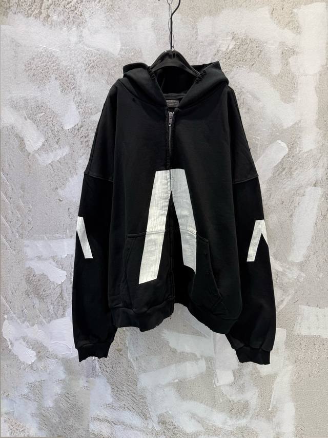 Blcg爆裂纹破坏重工高克重布料V字母音乐系列连帽拉链外套 面料采用原版一致重磅纯棉材质，上身立显轮廓。 局部精心处理为磨损破坏效果，不规则破洞设计注入不羁的叛
