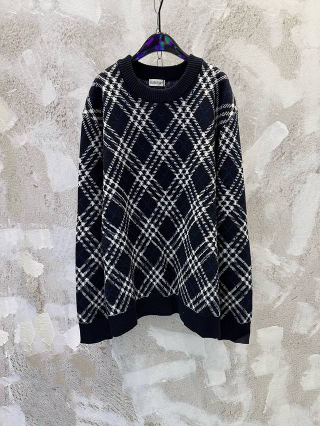 Burberr*巴宝莉Bbr新款高质量斜纹格纹羊毛混纺套头圆领 精选羊毛羊绒混纺面料制成，呈现提花精纺的格纹图案，缔造精致设计感。以及重量的因素让非常具有垂感以