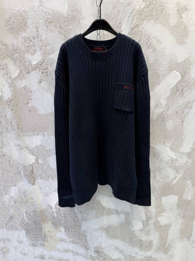 Guc古驰高质量重磅螺纹针织真丝羊毛混纺圆领毛衣 胸口高密度百灵达万针刺绣，吊牌辅料全部还原原版。 面料采用进口纯棉纱线混纺羊毛，上身舒适高级感拉满，无数网红博