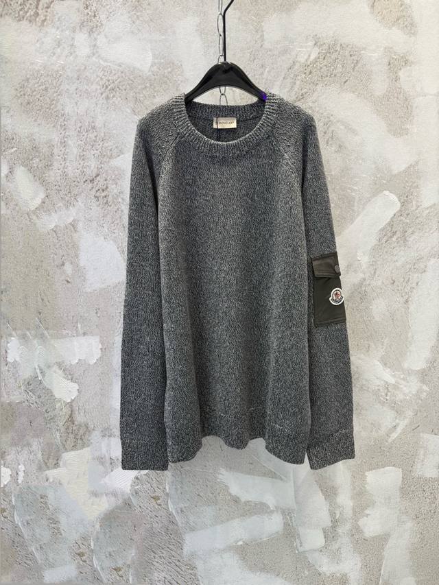 Moner蒙口25Fw高质量莞产原厂单品袖口袋圆领毛衣 原版6,950购入开发，面料采用30%羊毛双股混纺毛料，羊毛主体保证了衣物的保暖性和舒适度，少量锦纶与氨