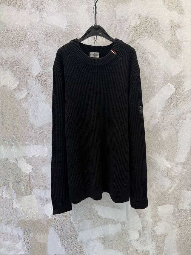 Moncle蒙口 25Fw新款高质量纯羊毛撞色标识刺绣领三杠套头针织毛衣 竖纹肌理感 织造 肩部章仔的点缀 他家把军事经典 结合街头已经时装融为一体的设计 看似