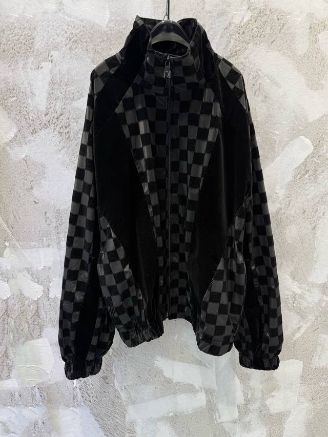 LV25Ss正确版本棋盘格字母植绒提花夹克外套 原版2,4600购入开发，采用100%锦纶面料，特殊工艺提花植绒在原本定染的锦纶面料上植绒棋盘格图案以及字母Lo