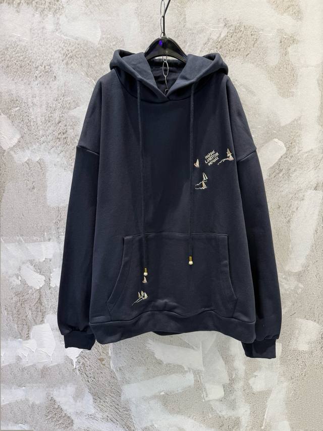 LV航海主题刺绣帆船连帽卫衣 重磅亮点在于正反两面的Regatta印花设计 正面是精致的帆船图案 背面则铺满品牌字母组合 辨识度极高 单品甄选100%优质棉料