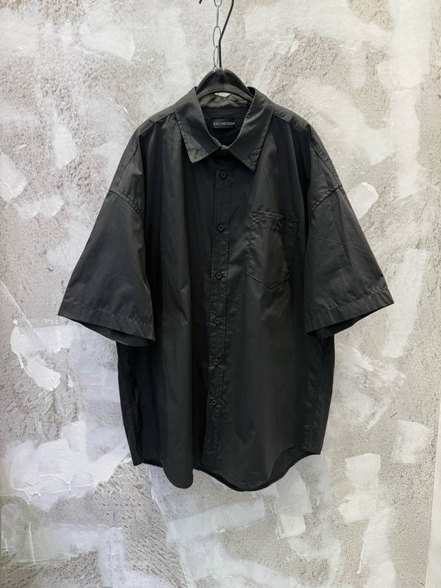 Blcg 25Ss 美纹纸半袖衬衣 面料采用高支高密60支府绸梭织面料，预先烧毛缩水处理，手感舒适上身亲肤。后背美纹纸印花为Yp扫描花型做稿，手工绘图精修细节，