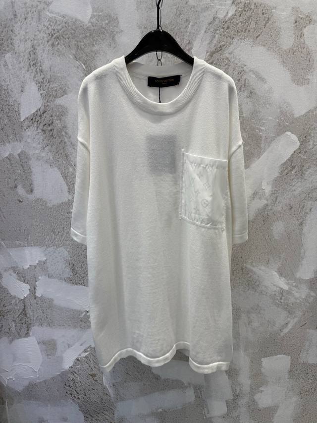 LV25Ss纯色锦纶嵌饰口袋毛织短袖 本款取材素雅棉质针织，以莹泽Monogram锦纶嵌饰点亮胸前贴袋和后颈半月形饰片。可搭配同款双面飞行员和，成就旅行或休闲时