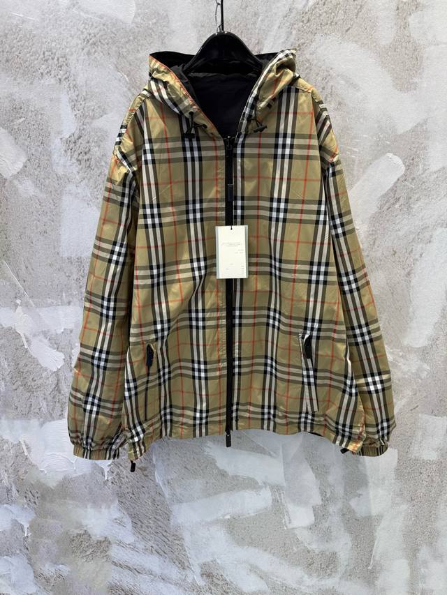 Bbr轻盈双面外套装饰精纺 Burberry 格纹。设有 B 字型拉链头，呈现休闲版型。连帽款式采用双面两用设计，反面为纯色尼龙材质，其上点缀骑士印章贴花，取自