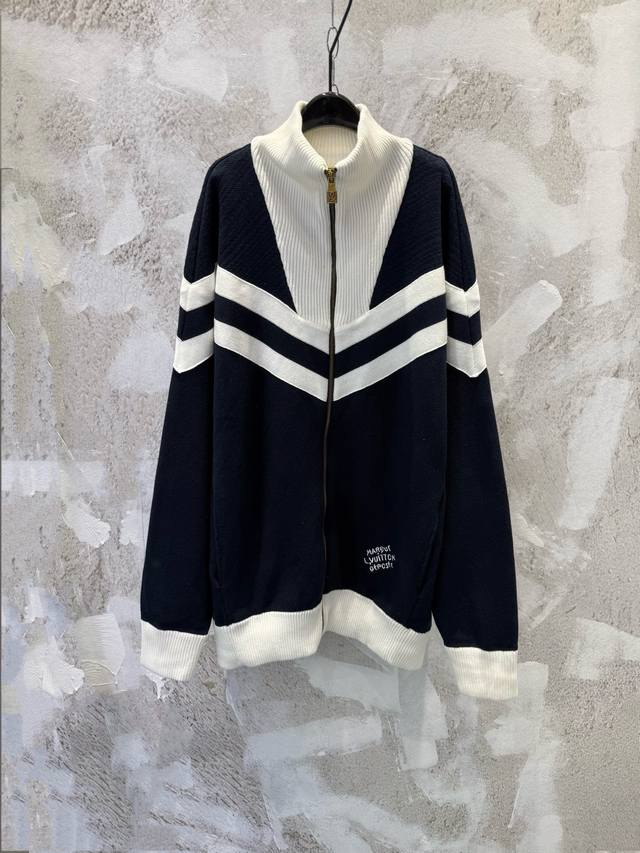 LV撞色学院风条纹字母刺绣立领针织拉链毛衣外套 本款棉质针织束腰夹克向航海制服汲取灵感，以织带构筑上部和衣袖的摩登图案，再以 Epi 效果提花织纹丰富肩部纹理，