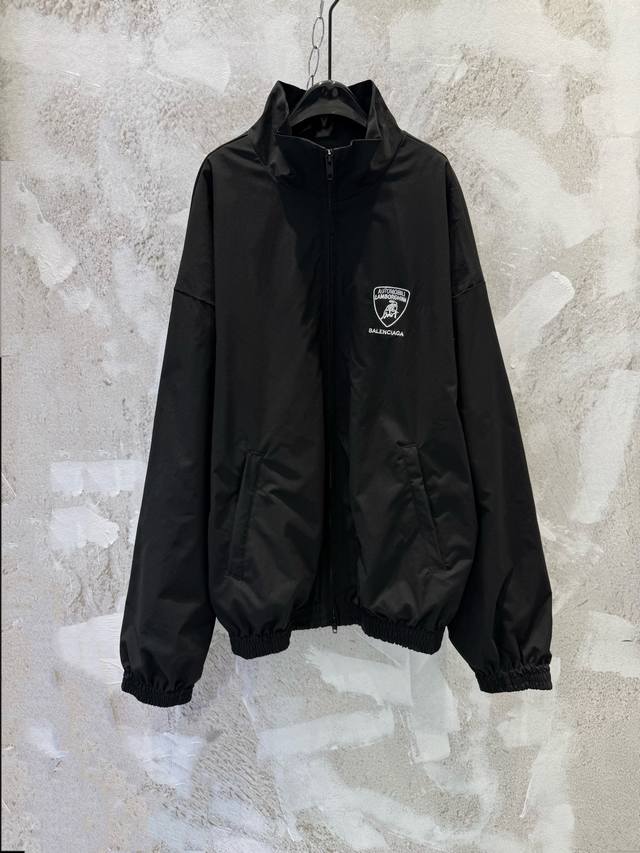Blcg X Lamborghini联名重工刺绣拉链立领运动夹克兰博基尼联名运动夹克冲锋衣外套 黑色宽松廓形 背后盾形徽标+公牛图案 冲锋衣材质 轻便又防风 日