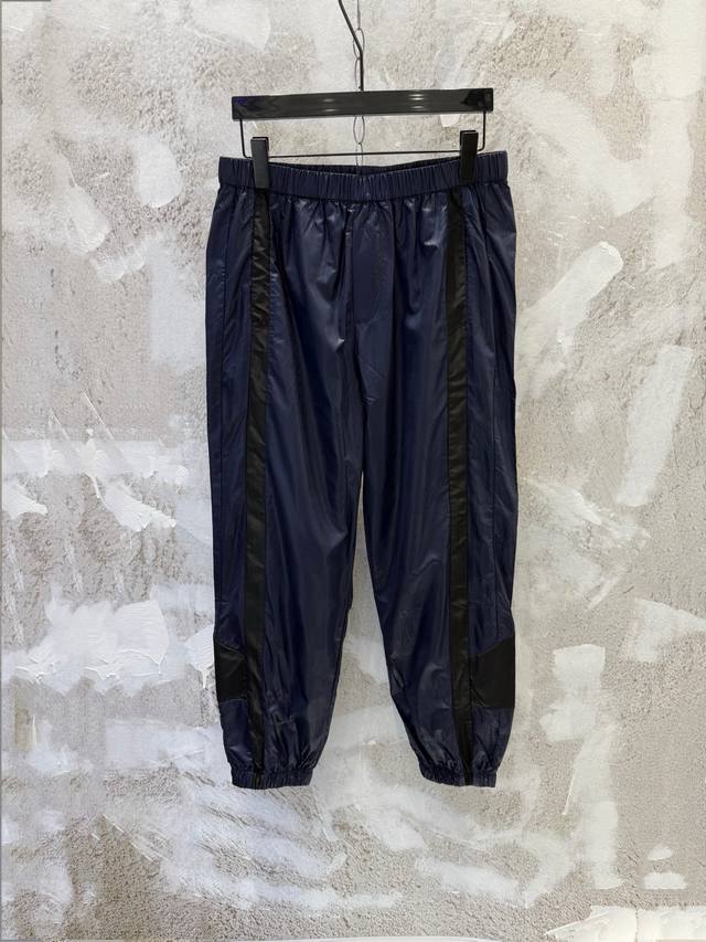 LV 25Ss Damier压纹运动长裤 100%再生聚酯纤维 轻盈科技面料全幅压印Damier图案 撞色饰片 标准版型 拉链前襟配有V铭纹拉链头 ，隐藏式拉链