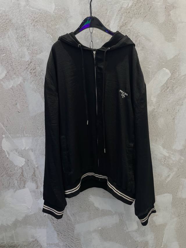 prad新款桑蚕丝连帽拉链夹克外套 防晒衣 定制面料.柔软爽滑 透气性好 胸口处使用菲林扫描 多色自动印花机 胶印 还原Logo质感 增加印花牢固度0插袋一字袋
