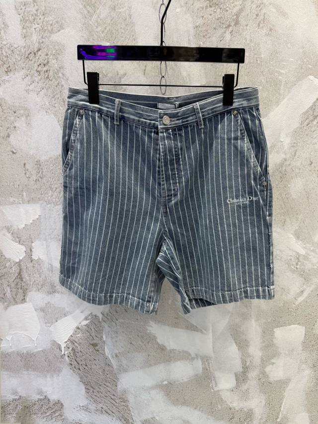 Dr-Cd 25Ss Couture条纹薄牛仔短裤 以当代视角重新诠释品牌标志性剪裁风格，采用高品质蓝色条纹棉质斜纹面料制成，廓形利落优雅，细节处尽显匠心，正面