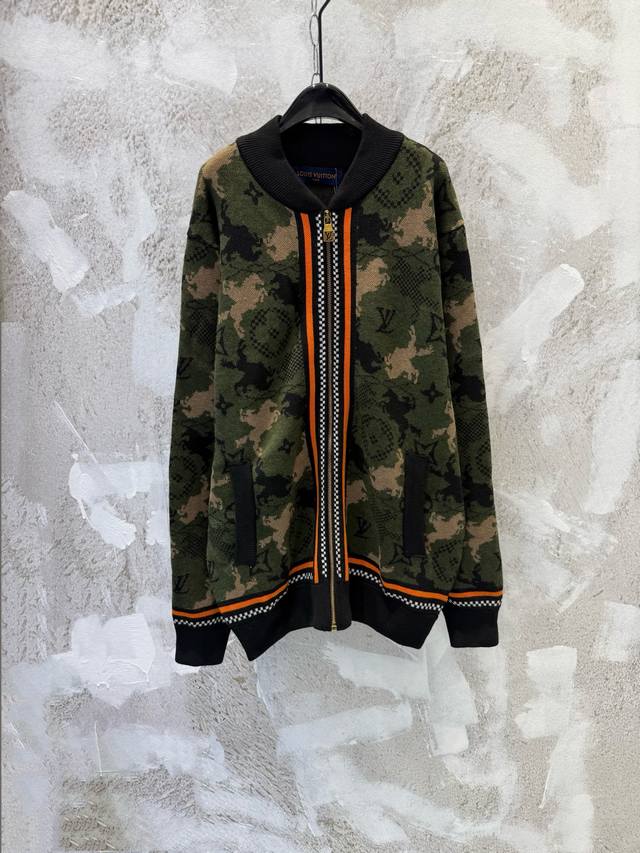 LV×Damier重工迷彩开衫毛衣夹克外套 100%棉羊毛，繁复提花织纹呈现奔腾跳跃的烈马轮廓和Monogram元素，定染纱线，颜色相似度高达95%以上，花型参