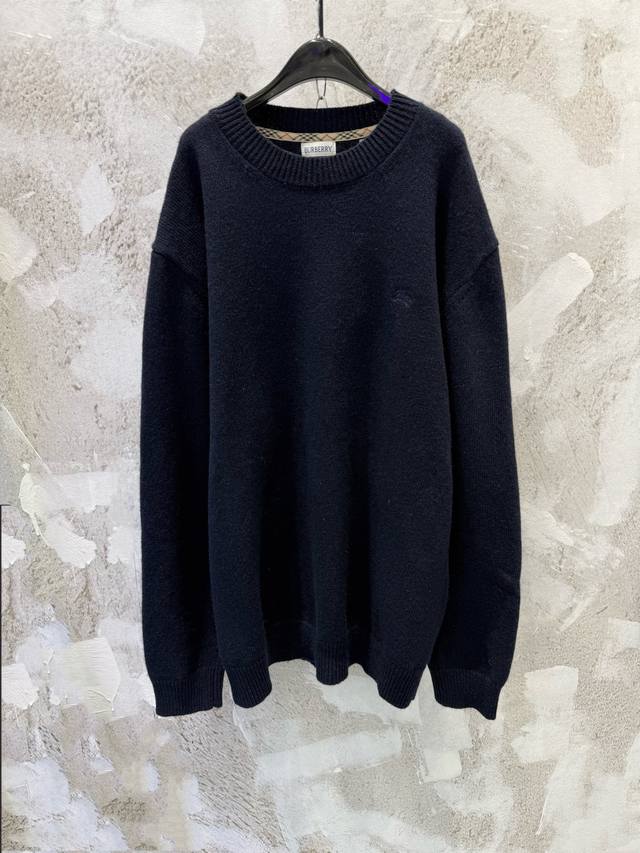 Bbr25Fw战马刺绣圆领羊毛针织 羊毛混纺毛料，胸前饰以马术骑士徽标 Ekd 刺绣，榻榻米绣制成，定染丝光材质绣线，特殊的洗水工艺，同时整体由高弹丝进行成衣链