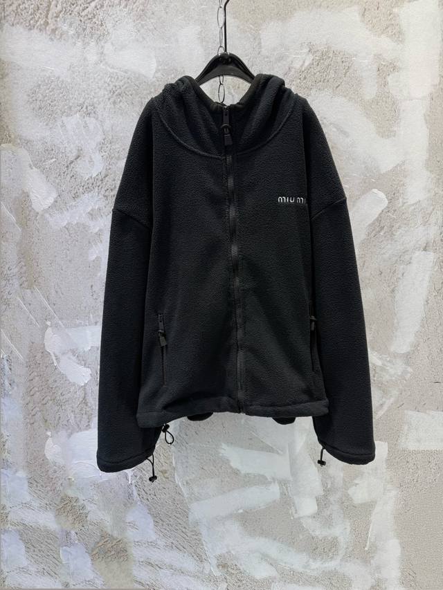 Miumiu徽标刺绣摇粒绒连帽拉链外套 爆款Miu家王炸外套回归！谁穿谁好看系列，学院减龄穿搭无压力，立体剪裁阔版型男女轻松驾驭～ 独家定制进口Yb100%绵羊