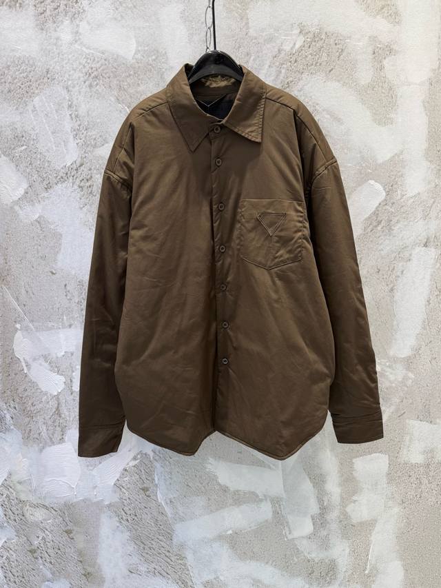 prad*25Fw倒三角标尼龙翻领棉服衬衫外套 采用100%环保舒适的再生尼龙面料 。色牢度和稳定性更高，全新Ecol再生尼龙，现在并用于制作全新再生尼龙系列包