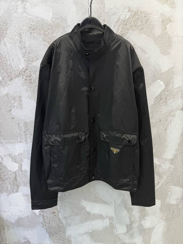 prad再生尼龙立领双口袋拉链侧袋排扣夹克外套 原单三标齐全高端版本 定制面料 透气舒适度高 细节无可挑剔 品牌元素设计理念 体现高品质 手感细腻柔软 呈现休闲