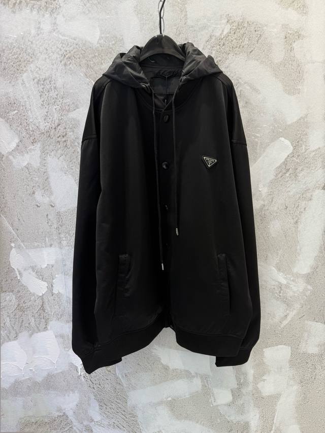 prad三角标尼龙拼接连帽夹克外套 prad 爆款连帽棒球服外套又来啦 版型超正外套Cool 立体的剪裁 胸口标志性三角标 四合扣 弹力绳 织带各种设计细节 把