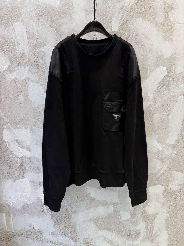 prad新款口袋三角标尼龙拼接卫衣 prad春夏新款经典款卫衣 最基础的款式以极简低调的时尚单品 定制精梳全棉 高密度尼龙面料 开模电镀五金三角标一直是稳定的出
