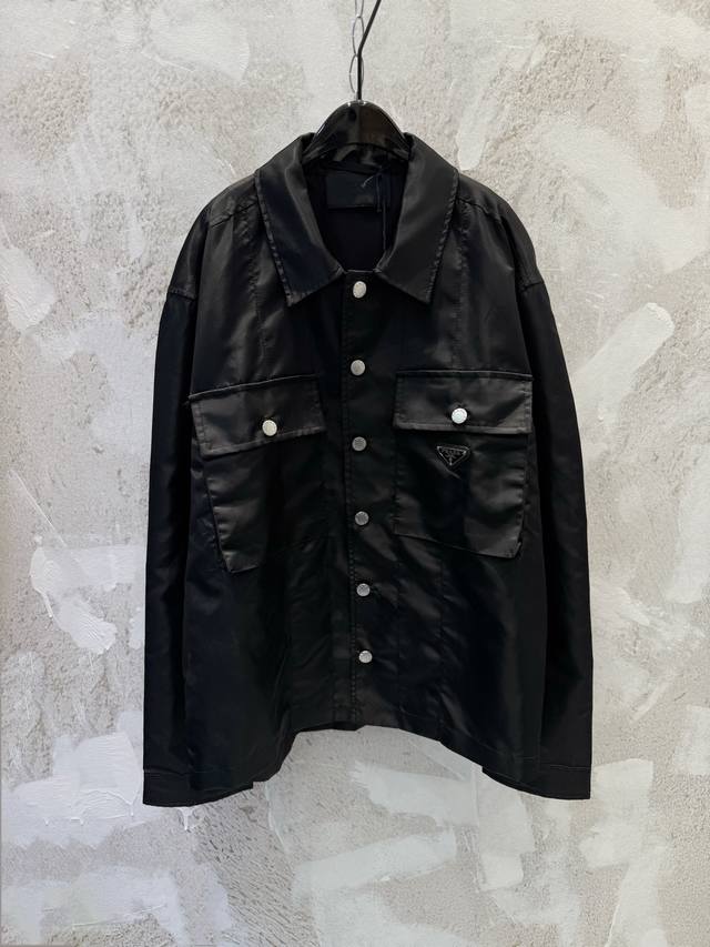prad*新款尼龙口袋三角标工装风衬衫 三角标开发电镀黑色黑色皮牌 尼龙面料 触感细腻程度更是超乎想象 神秘感满满的黑色 胸前又是立体口袋就是酷酷工装机能炸街