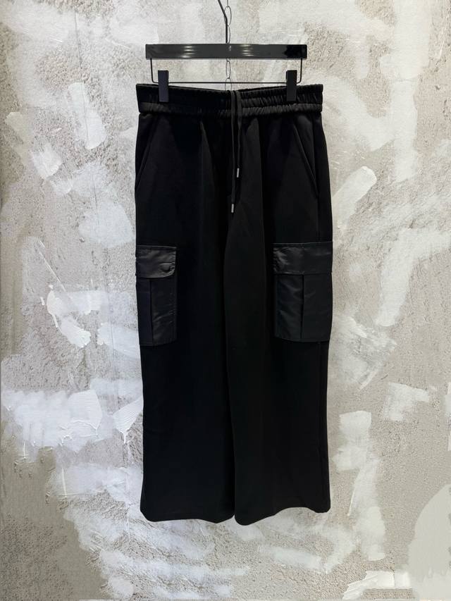 prad拼接尼龙口袋空气棉长裤 面料采用40支罗马五明面料该款面料由五层柔布复合420克重磅面料 手感蓬松厚实 舒适度高且透气保持立体版型的同时又不会有闷染的效