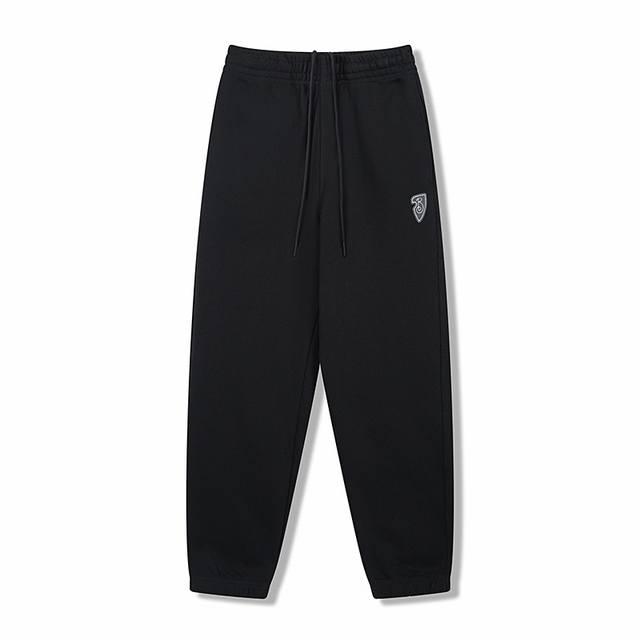 Bbr 25Ss 盾牌战马印花休闲长裤 420G 翻面绒棉质面料，腰部采用松紧带设计，搭配抽绳调节，胶浆发泡印花技术形成B字型盾牌Logo，后幅马术骑士徽标，印