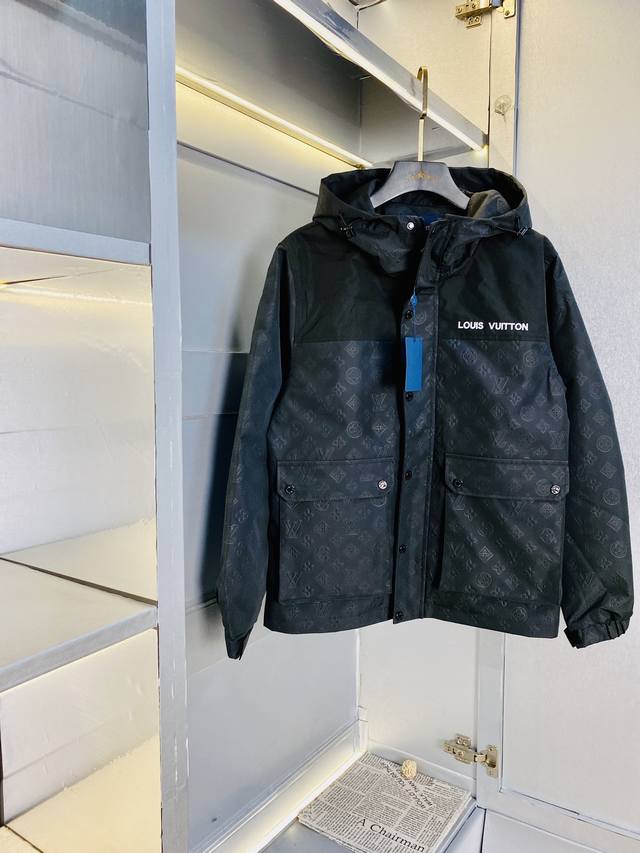 官网原单货 可穿190斤路易威登Lv 2025春款！新款外套夹克防风衣 高版本高品质 原版面料网红明星同款 开模定制五金辅料 感非常舒服 超级百搭好看的一款外套