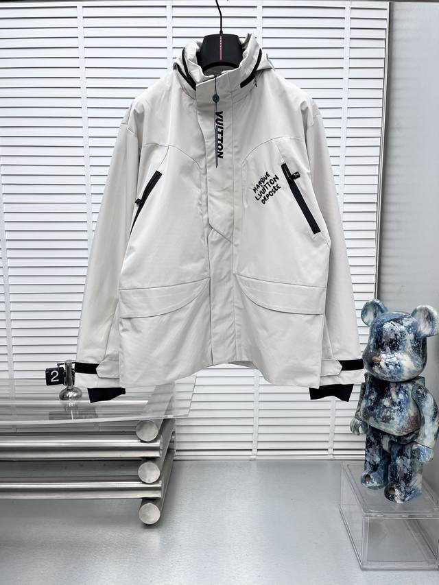 LV*2025Ss秋冬新款夹克外套，原单三标齐全高端版本专柜定制面料透气舒适度高，细节无可挑剔，品牌元素设计理念，体现高品质。手感细腻柔软呈现休闲裁剪，上身版型