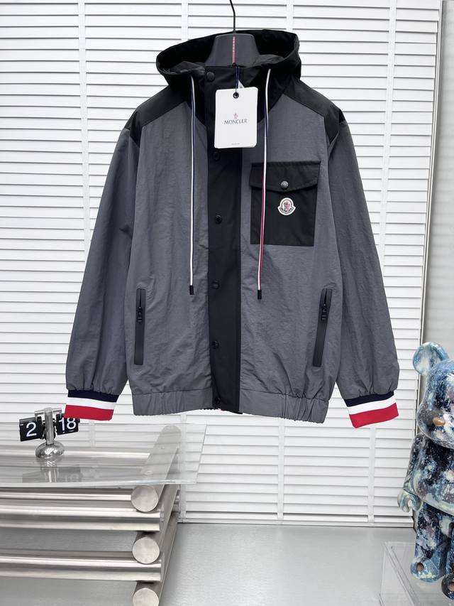Moncler* 2025Ss秋冬新款男士夹克外套，三标齐全高端版本 专柜定制面料 透气舒适度高，细节无可挑剔，品牌元素设计理念，体现高品质。手感细腻柔软 呈现