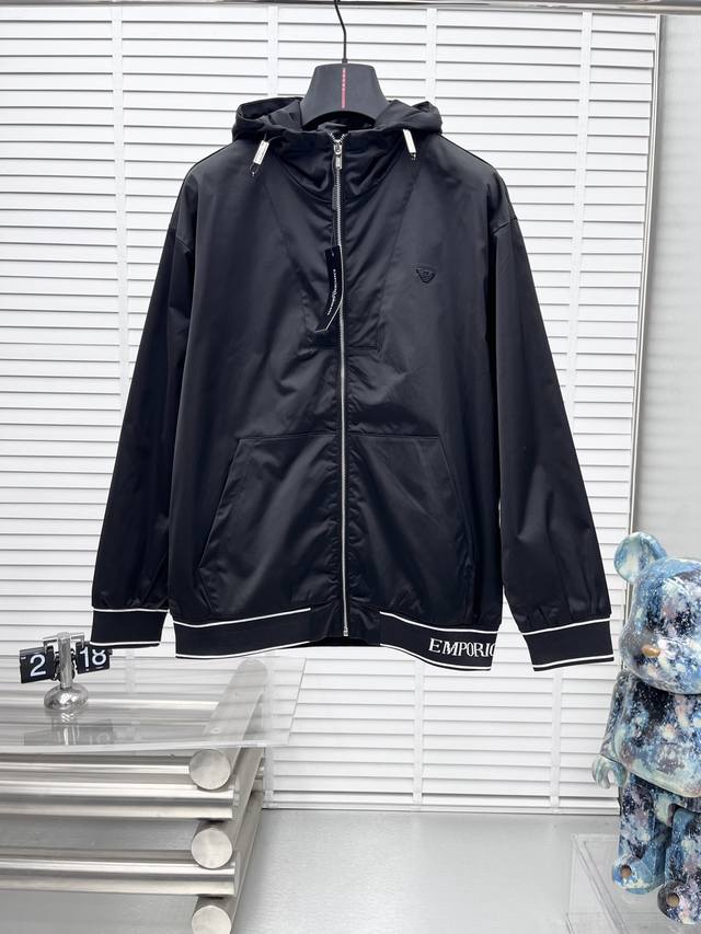 Amani* 2025Ss秋冬新款男士夹克外套，三标齐全高端版本 专柜定制面料 透气舒适度高，细节无可挑剔，品牌元素设计理念，体现高品质。手感细腻柔软 呈现休闲