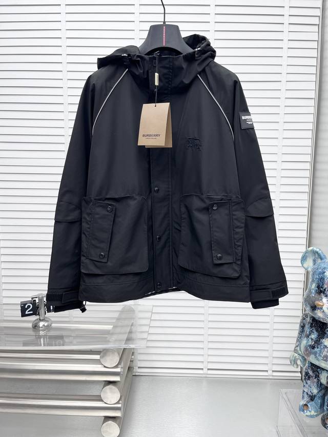 Bbr* 2025Ss秋冬新款男士夹克外套，三标齐全高端版本 专柜定制面料 透气舒适度高，细节无可挑剔，品牌元素设计理念，体现高品质。手感细腻柔软 呈现休闲裁剪