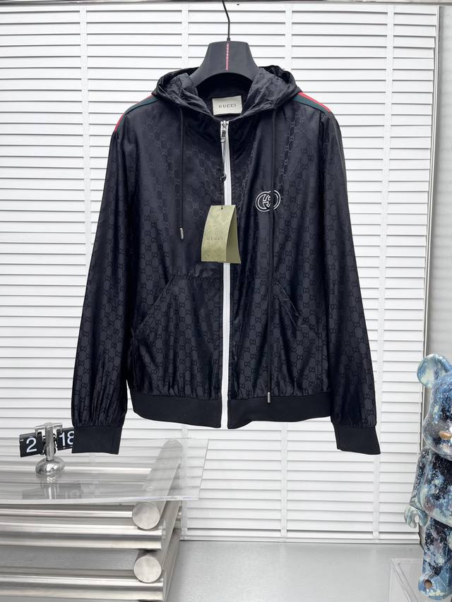 Gucc* 2025Ss秋冬新款男士夹克外套，三标齐全高端版本 专柜定制面料 透气舒适度高，细节无可挑剔，品牌元素设计理念，体现高品质。手感细腻柔软 呈现休闲裁