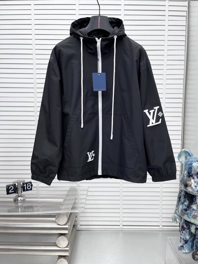 LV* 2025Ss秋冬新款男士夹克外套，三标齐全高端版本 专柜定制面料 透气舒适度高，细节无可挑剔，品牌元素设计理念，体现高品质。手感细腻柔软 呈现休闲裁剪，