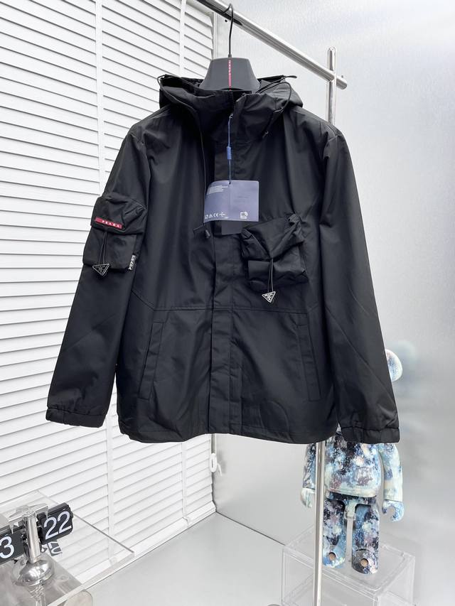 prad* 2025Ss秋冬新款男士夹克外套，双面穿原单三标齐全高端版本 专柜定制面料 透气舒适度高，细节无可挑剔，品牌元素设计理念，体现高品质。手感细腻柔软