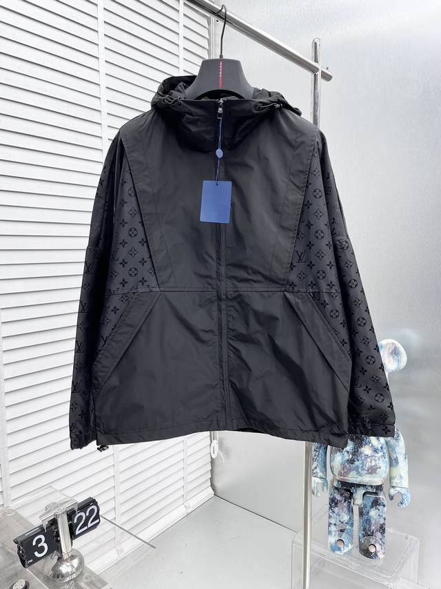 LV*2025Ss秋冬新款男士夹克外套，双面穿原单三标齐全高端版本专柜定制面料透气舒适度高，细节无可挑剔，品牌元素设计理念，体现高品质。手感细腻柔软呈现休闲裁剪