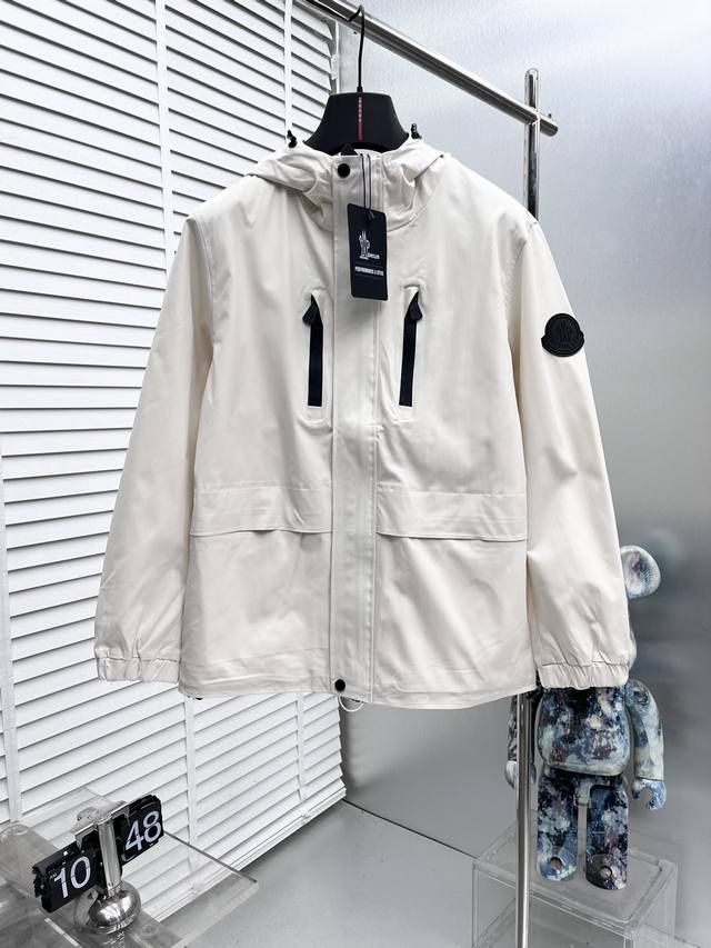 Moncle* 2025Ss秋冬新款男士夹克外套，专柜定制面料透气舒适度高，细节无可挑剔，品牌元素设计理念，体现高品质，手感细腻柔软呈现休闲裁剪，上身版型超赞