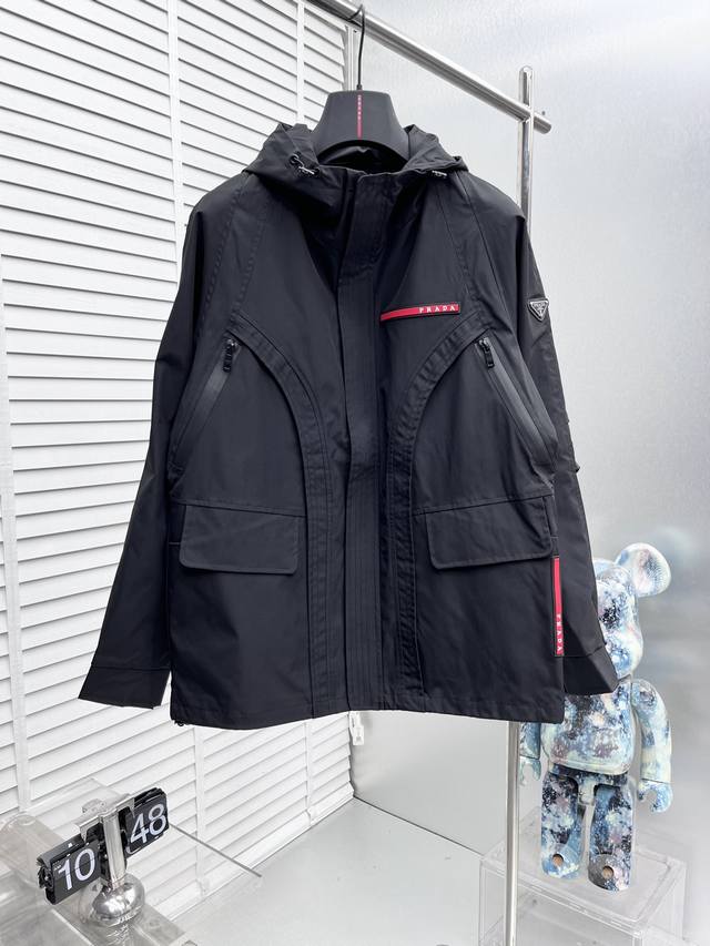 prad* 2025Ss秋冬新款男士夹克外套，专柜定制面料 透气舒适度高，细节无可挑剔，品牌元素设计理念，体现高品质，手感细腻柔软 呈现休闲裁剪，上身版型超赞