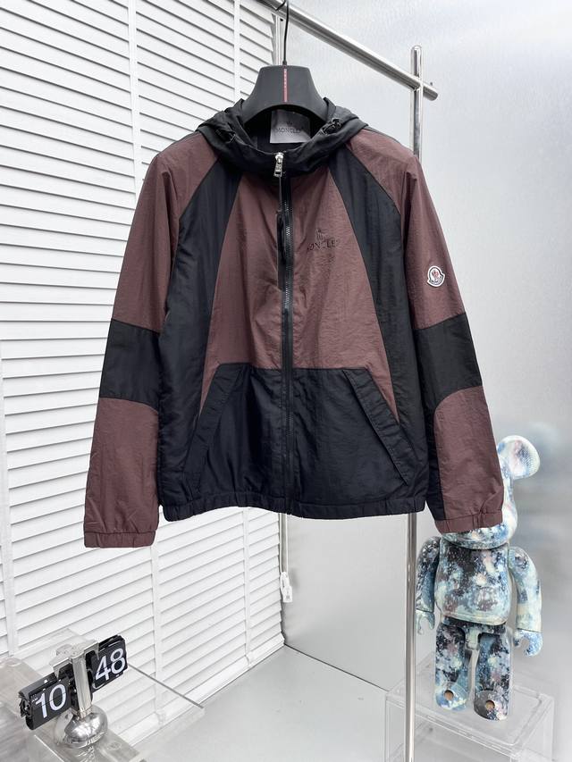 Moncle* 2025Ss秋冬新款男士夹克外套，专柜定制面料 透气舒适度高，细节无可挑剔，品牌元素设计理念，体现高品质，手感细腻柔软 呈现休闲裁剪，上身版型超