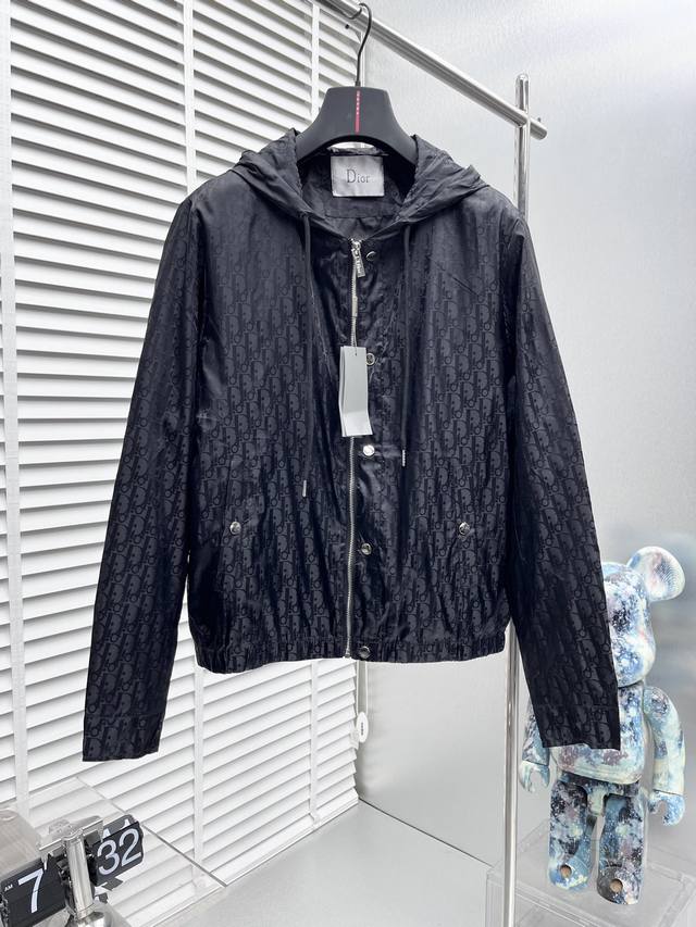 Dio* 24Ss秋冬新款夹克外套，专柜定制面料 透气舒适度高，细节无可挑剔，品牌元素设计理念，体现高品质。手感细腻柔软 呈现休闲裁剪，上身版型超赞 码数：M～