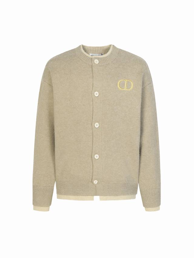 顶级品质 Cd 迪奥字母徽标刺绣圆领针织衫 面料采用55%美丽奴羊毛面料，绲纺35%棉纱，10%绵纶。该款面料带有超高保暖效果与上身舒适感。刺绣采用3D立体刺绣