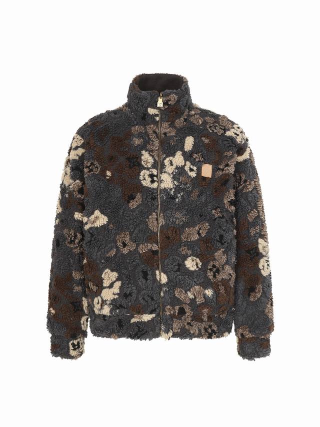 Louis Vuitton 路易25Fw新款束腰夹克 一面采用 3D 绒面呈现 1V Leo 图案，其间融入 Monogram 元素，翻转即可化身素净飞行员夹克