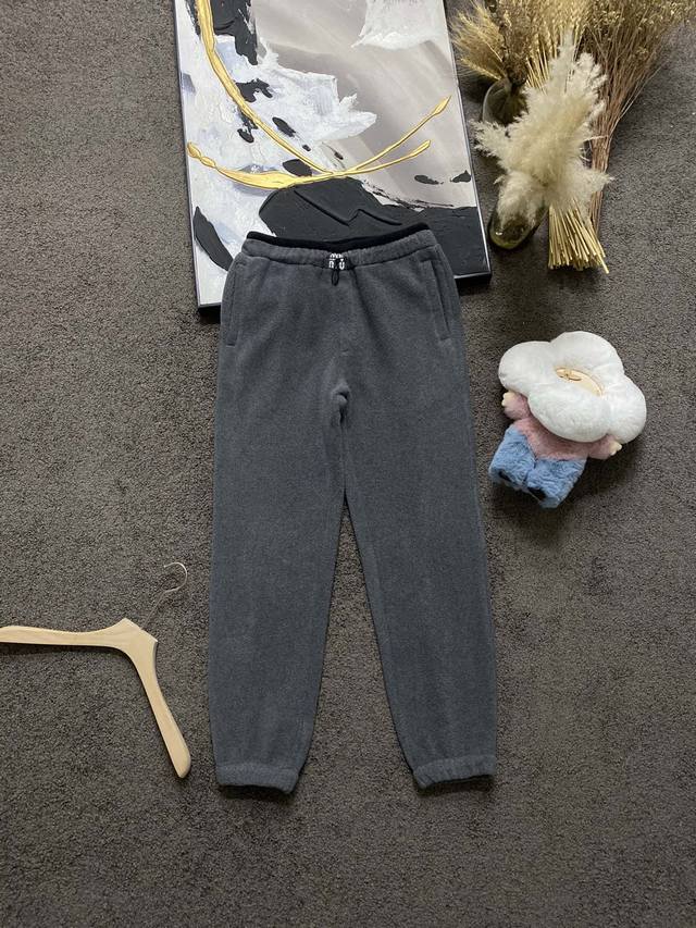 Shi 。秋冬 Aw 抓绒立领 Miu*缪 拉链休闲长裤 这款裤子以利落线条表达勇于探索的个性和休闲风尚，与抓绒面料的柔软触感相得益彰。腰头中间以及后袋饰以撞色