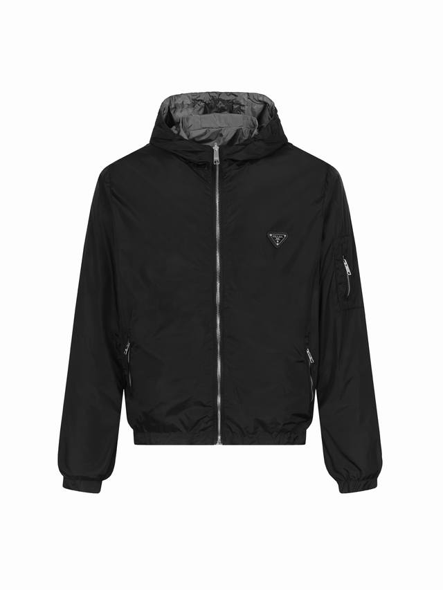 双面穿 prada 普拉达2025新款男士休闲定制双面夹克外套 穿上简约干练的休闲双面外套，瞬间重回时髦霸气，又是活力满满的状态。史前最流行的拉链设计，面料全部