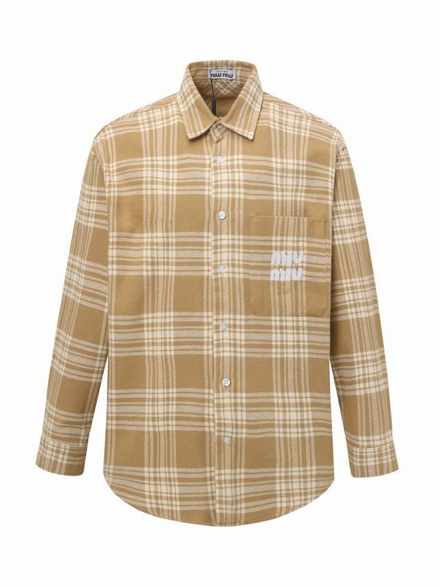 Miumiu 缪缪24Fw磨毛格纹衬衫 外层面料采用30%羊毛混纺20%羊绒50%棉定织的格纹面料。内里面料采用轻薄鹅绒+内衬填充，铜氨纤维内里面料特性是贴身舒