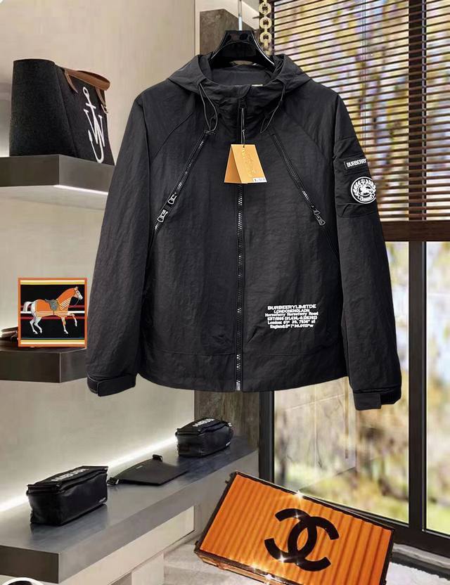 巴宝莉 2025秋款新款夹克 原版1:1订制五金配件全进口原版定制 欢迎专柜对比 超柔软 超级重工 面料做工杠杠的版型完美 注意面料超舒服 独家款 非市场货 男