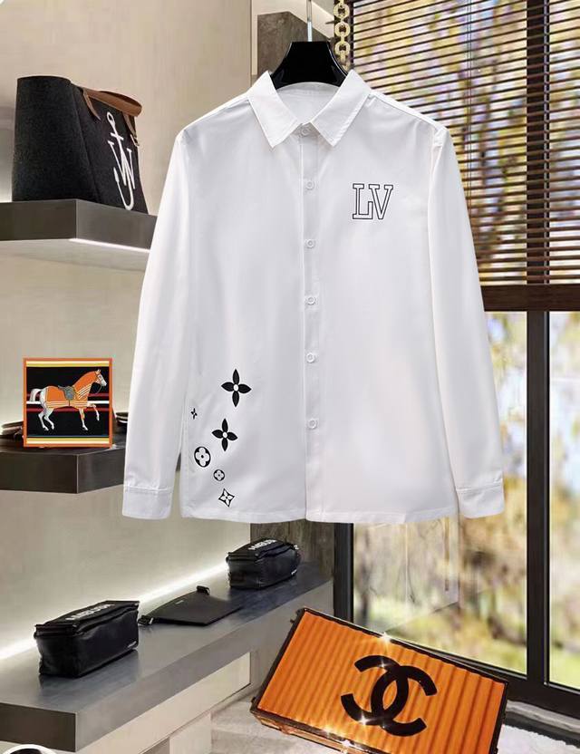 Lv 高端休闲系列！2025初秋新品专柜休闲长袖衬衫！品牌最新元素Logo重工设计 无痕剪裁 进口80支的超高支纱棉，手感柔滑舒适，弹性佳 软软细腻 不易起球极